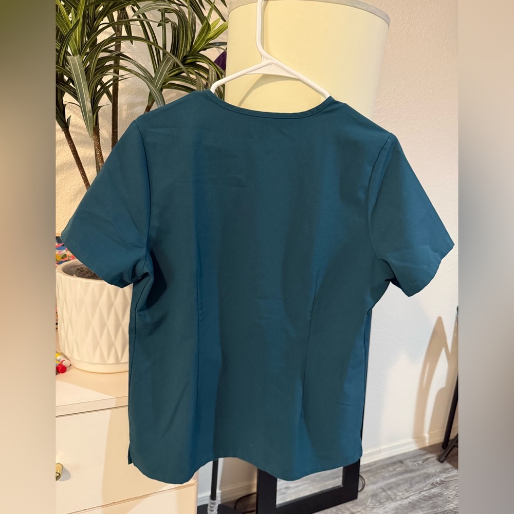 Figs Scrub Top and Pants Set - Picture 3 of 7